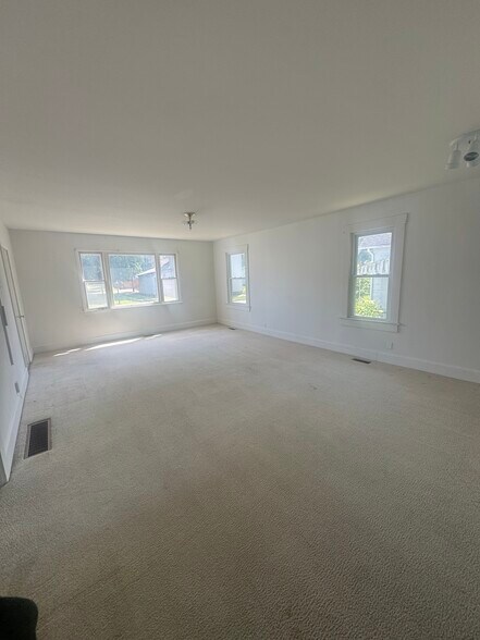 Building Photo - 407 Bayou St