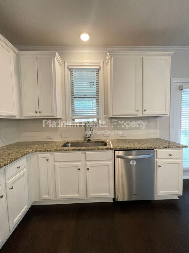 Building Photo - 1825 Dahlia Dr