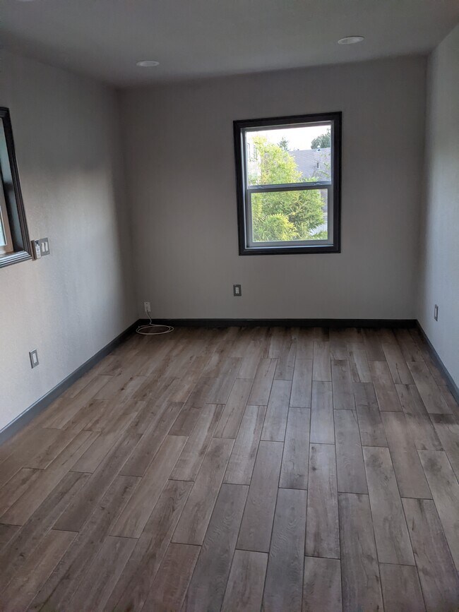 Building Photo - 481 Vaughn Ave