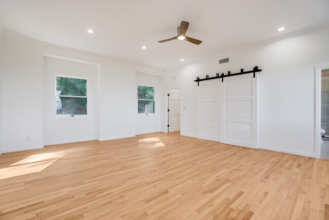 Building Photo - 15851 Mulholland Pl