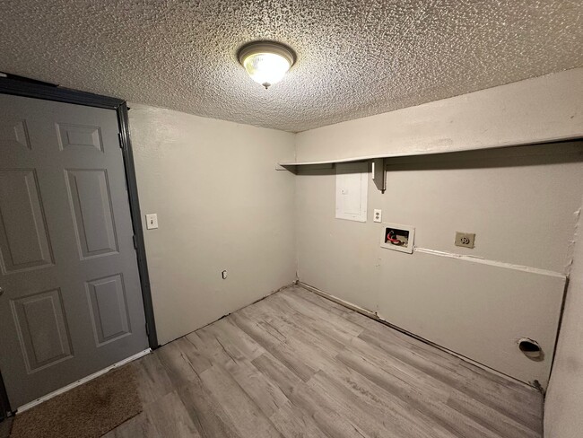 Building Photo - Remodeled 3 bed 1 bath in Central OKC