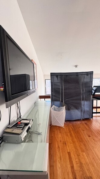 Building Photo - 148 Cat Rock Rd