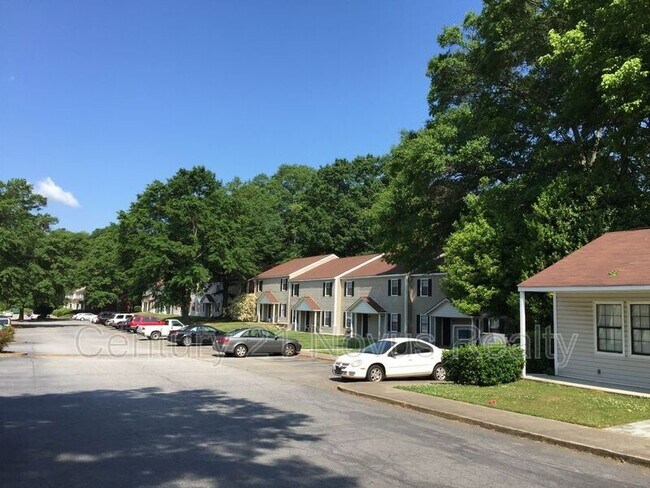 Building Photo - 735 South St