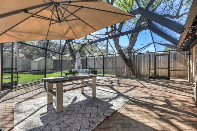 Building Photo - 2805 Silverway Dr