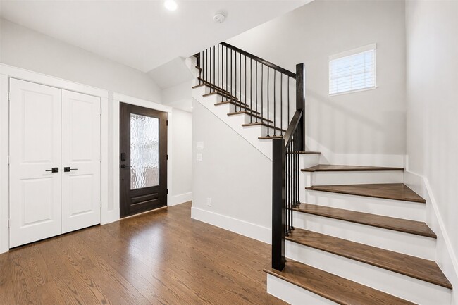 Building Photo - 1421 W 23rd St
