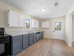 Building Photo - 208 N 7th St