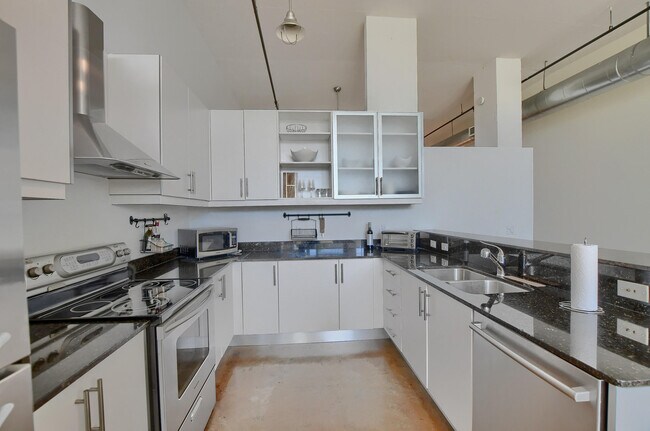 Building Photo - 180 NE 4th Ave