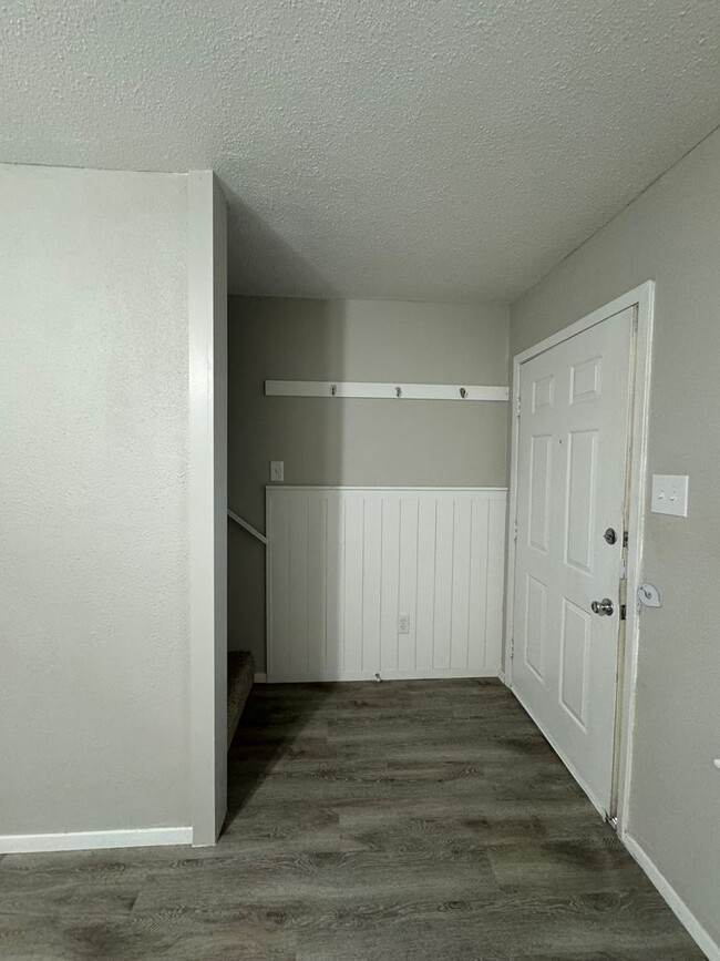 Building Photo - 2 bedrooms 1.5 bath townhome