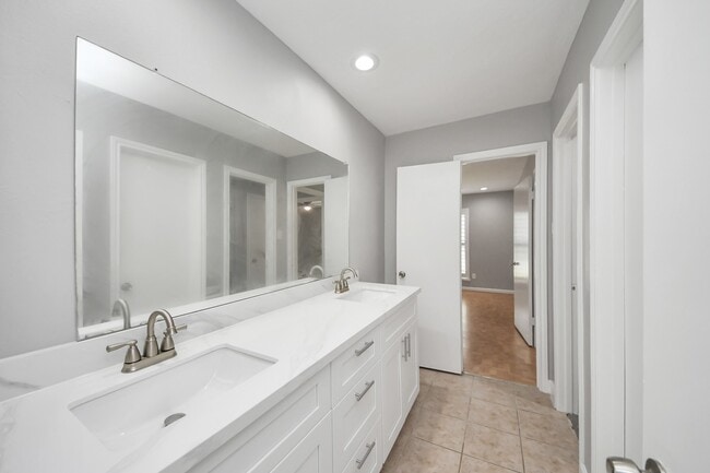 Building Photo - 9222 Sharpview Dr