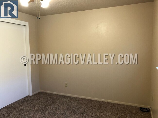 Building Photo - 747 Meadows Dr