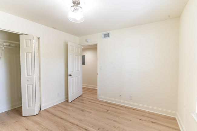 Building Photo - Spacious 2 Bedroom, 2 Bathroom Condominium...