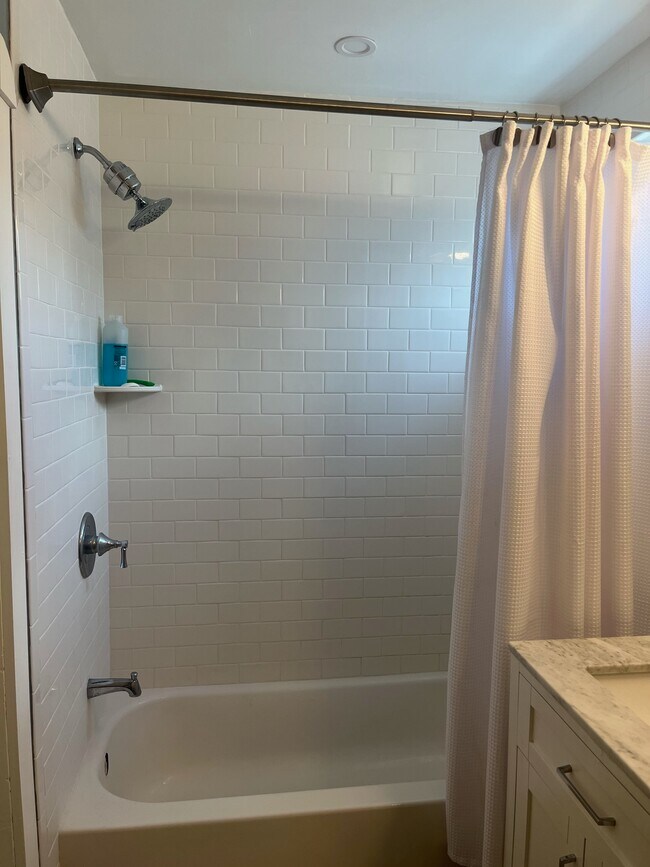 Full Bath 4 - 952 Tecumseh St