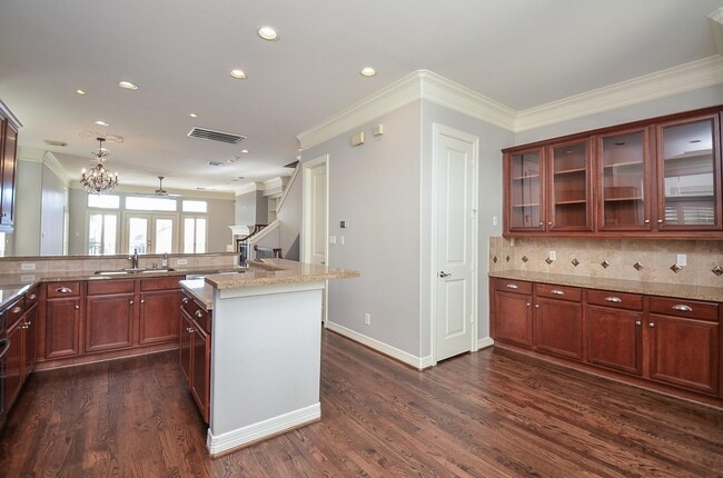 Building Photo - 625 Hartman St