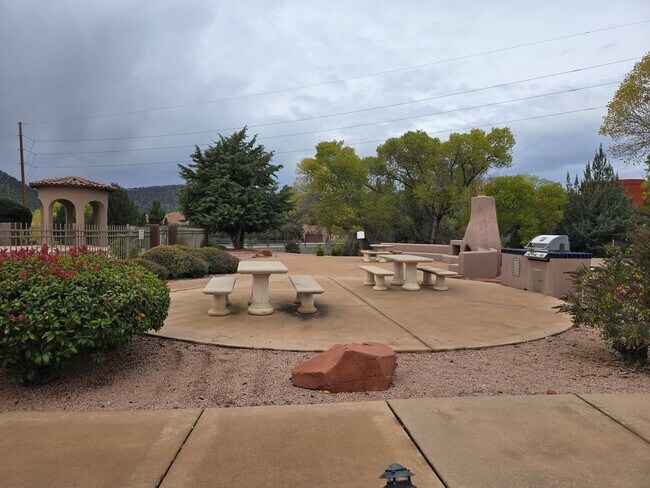 Building Photo - 170 Colinas
