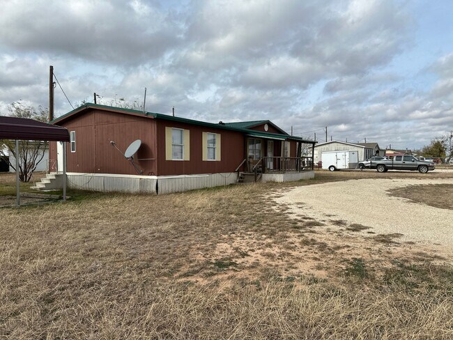 Building Photo - 3/2 double wide in Tye!