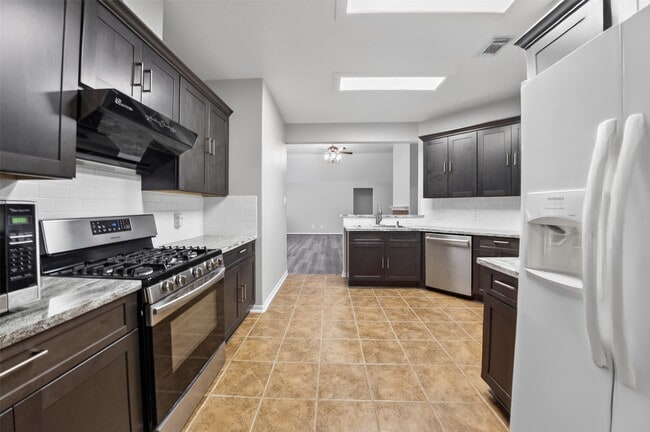 Building Photo - 15506 Fir Woods Ln