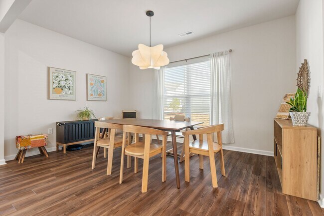 Building Photo - Gorgeous modern craftsman home in South Raleigh!