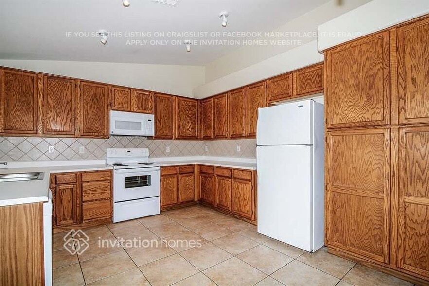 Building Photo - 6615 N 77th Dr