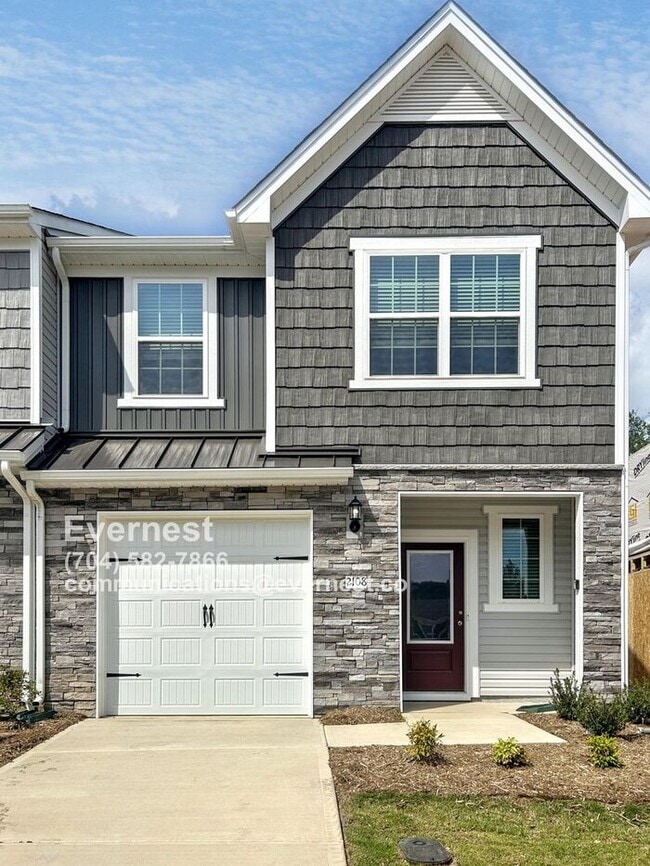 Building Photo - 3 Bed, 2.5 Bath Townhome with Attached Garage and Modern Amenities / voucher accepted / Pet-frien...