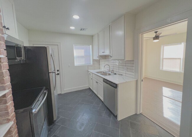 Building Photo - $500 OFF FIRST MONTHS RENT! Charming Duplex on 21st St.