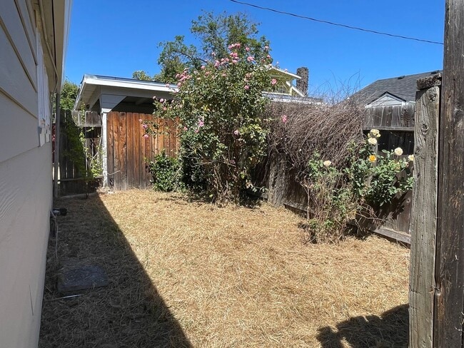Building Photo - Great 1 Bedroom 1 Bath Cottage-ALL UTITLITES INCLUDED, except Power