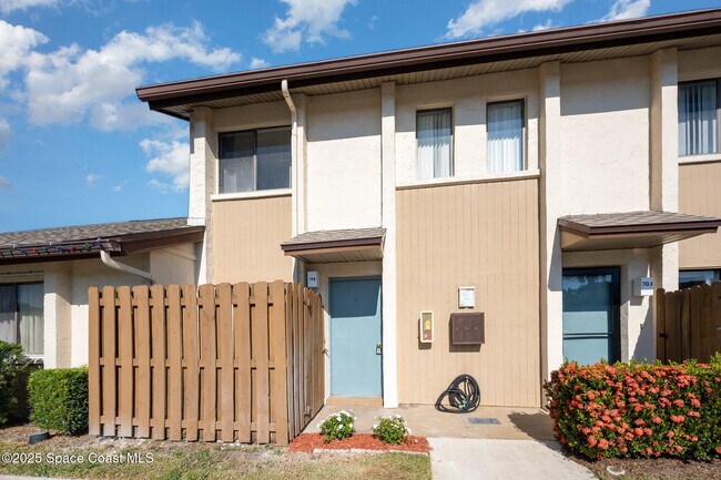 Building Photo - 2230 Golf Isle Dr