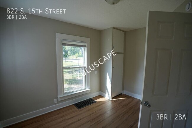 Building Photo - 822 S 15th St