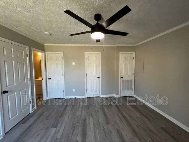 Building Photo - 5850 Century Oaks Dr