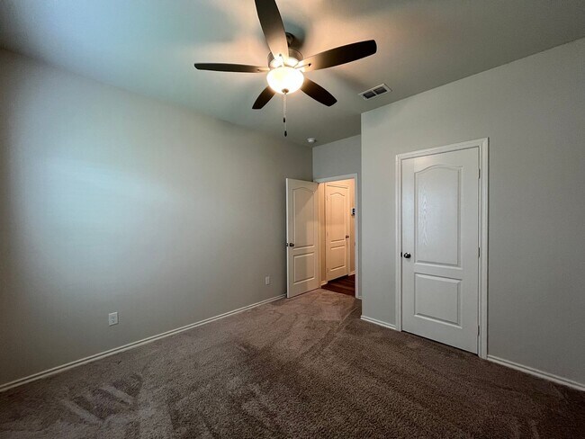 Building Photo - 917 Martin St