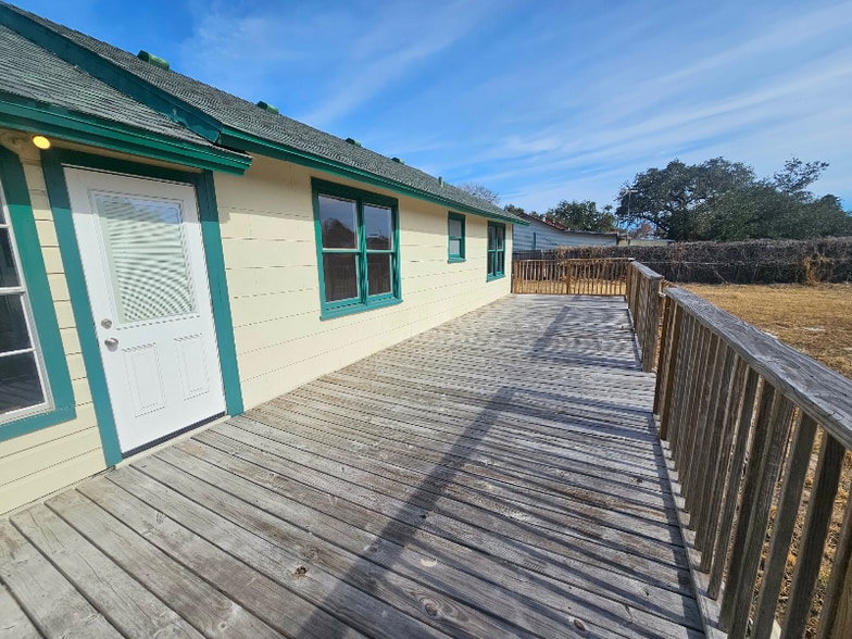 Building Photo - 513 Oakdale Dr