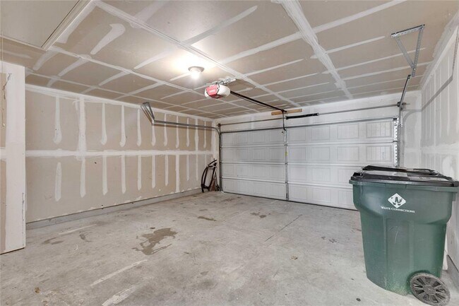 Building Photo - 907 Yabers Ct
