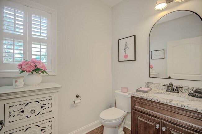 Building Photo - Fully Furnished, Short Term Rental, 1 Mont...