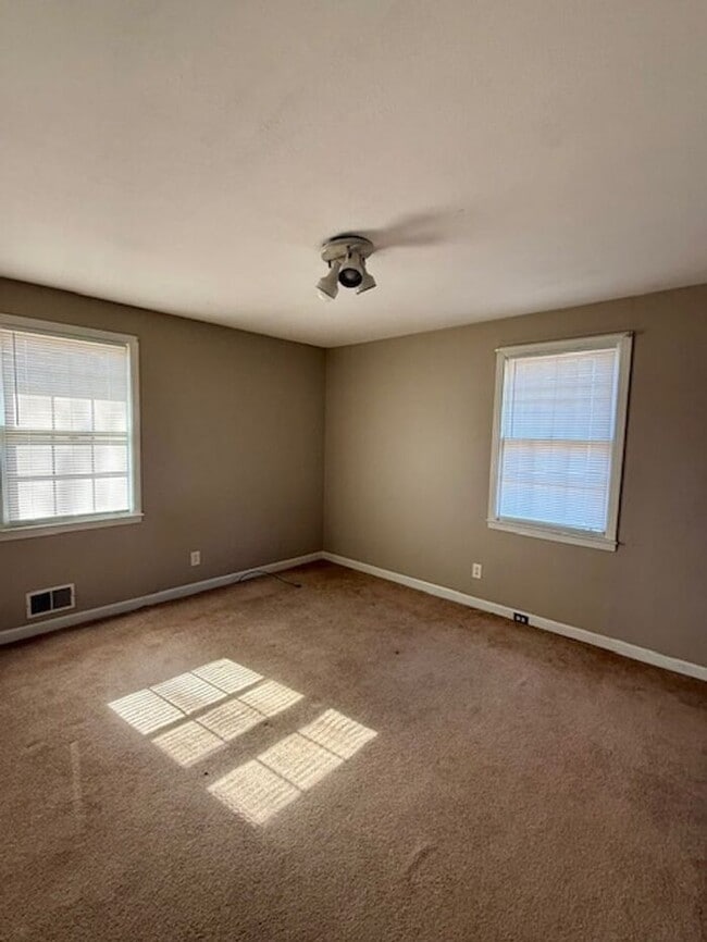 Building Photo - 2BR Brick Ranch w/ Carport in Duncan