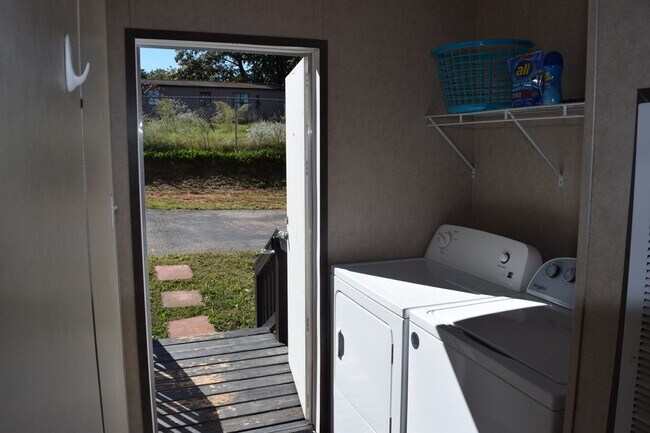 Building Photo - Charming 2BR/1BA Furnished Home in Taylors...