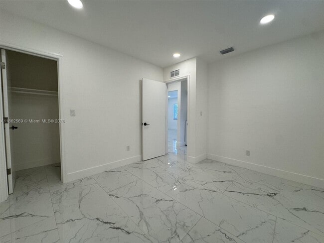 Building Photo - 1431 N 14th Way