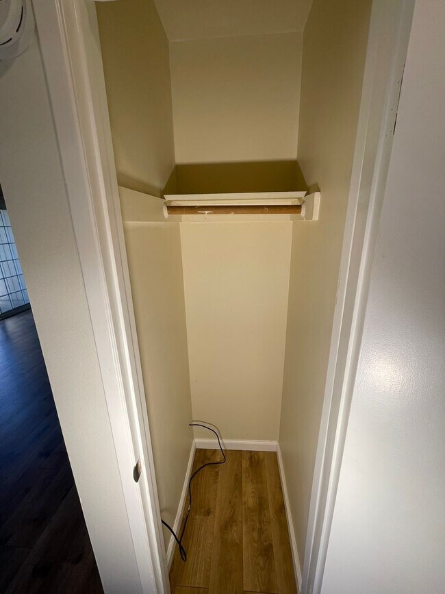 Building Photo - Sunny Upstairs Two Bedroom Unit with Large...