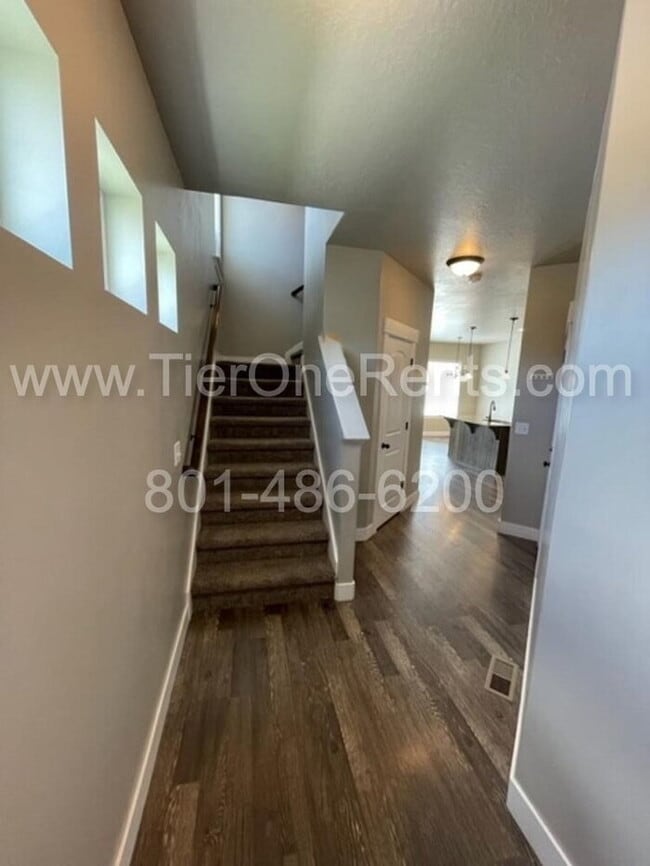 Building Photo - No deposit option for qualified renters with Obligo!