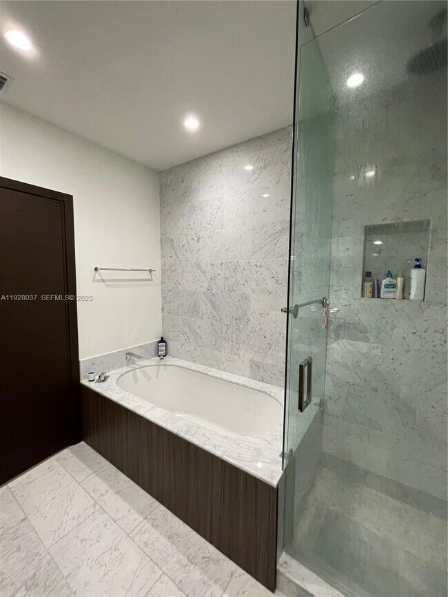 Building Photo - 1000 Brickell Plaza