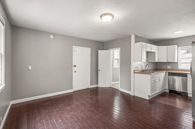 Building Photo - 3BR/1 Bath Lower Level Duplex in Northeast...