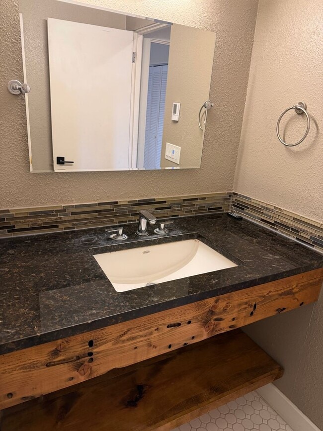 Building Photo - Rare Find with Main House and Fully Equipped ADU!