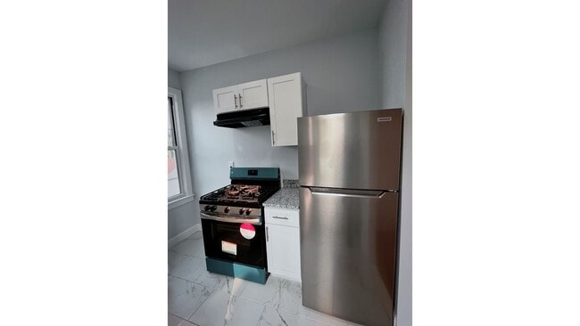 Building Photo - 808 1/2 Eynon St