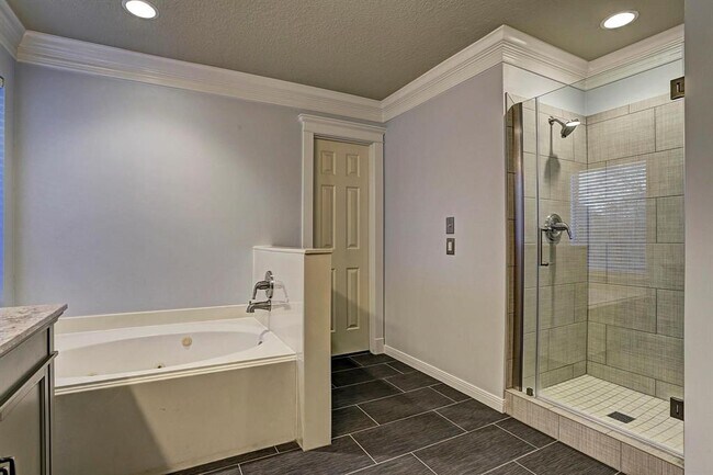 Building Photo - 3911 Spring Garden Dr