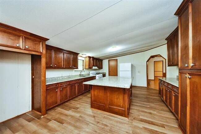 Building Photo - 18915 Sawmill Dr