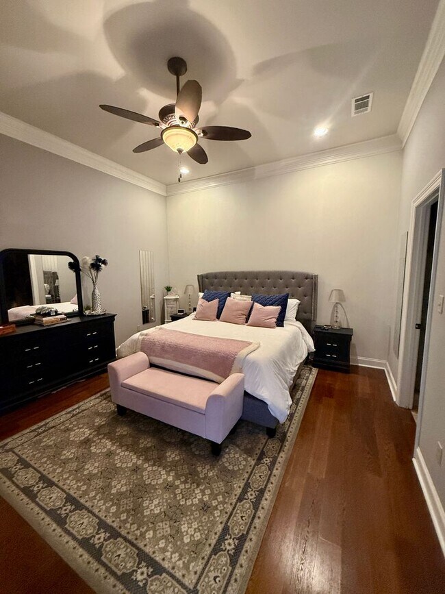 Building Photo - Must See this Beautiful  3/2 Townhome  Available NOW