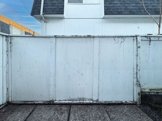 Building Photo - 1117-B W 6th Ave