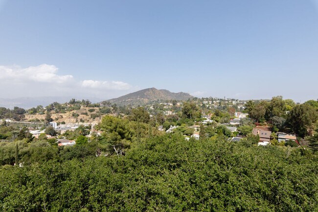 Building Photo - Beautiful Hollywood Hills Home For Lease!