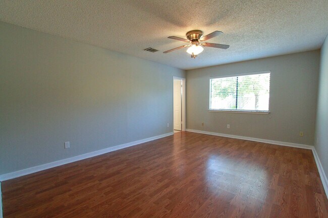 Building Photo - Updated 4 Bedroom • 2.5 Bath • West Round Rock • Downstairs Primary Suite • Two Living Areas • La...