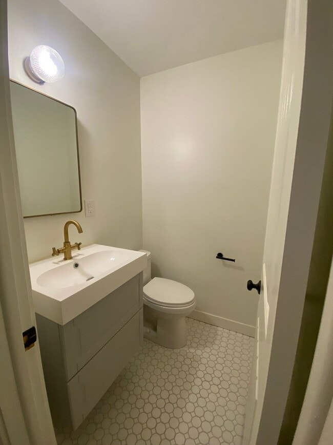 Building Photo - Gorgeous Fully Remodeled 3 Bed 1.5 baths a...