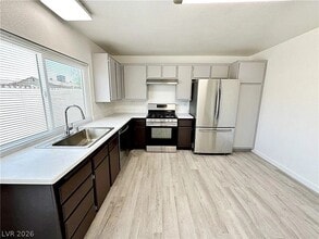 Building Photo - 134 Gilliflower Ave