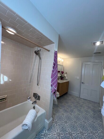 Building Photo - 214 Bowen St